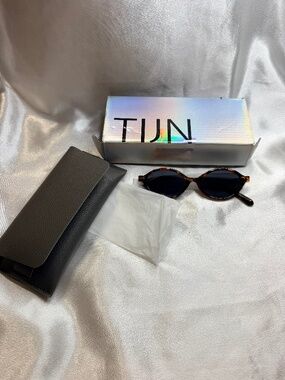 TIJN Round Tortoise Sunglasses Brand New Dark Lenses with Case & Box